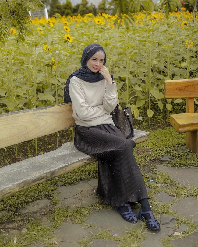 Dhatu Rembulan tinggal di Bandung setelah dipersunting Tria The Cangcuters. Ibu dua anak ini juga memiliki gaya busana yang stylish dan kerap menuai pujian netizen. Ia sering digandeng brand besar untuk menjadi spoken person.  Foto: Instagram/dhaturembulan