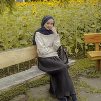 Dhatu Rembulan tinggal di Bandung setelah dipersunting Tria The Cangcuters. Ibu dua anak ini juga memiliki gaya busana yang stylish dan kerap menuai pujian netizen. Ia sering digandeng brand besar untuk menjadi spoken person.  Foto: Instagram/dhaturembulan