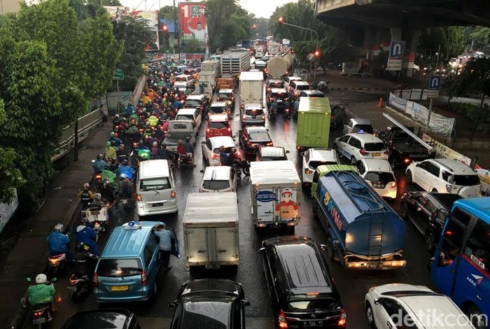 Hujan deras mengguyur Jakarta sejak siang hari. Akibatnya, sejumlah titik jalan pun tergenang banjir dan menyebabkan kendaraan menumpuk di jalanan.