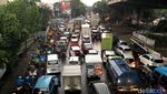 Potret Kendaraan Menumpuk di Kolong Tol Cawang Akibat Banjir