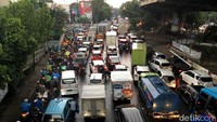 Sejumlah kendaraan menumpuk di kolong Tol Cawang (arah Kalimalang menuju UKI).