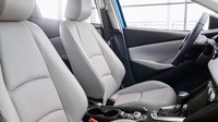 Interior Mazda2 eh Yaris hatchback untuk pasar Amerika. Tadinya Toyota memiliki merek mobil Scion. Namun Scion dihentikan produksinya dan Toyota memilih menggunakan mobil Mazda sebagai penerus Scion.