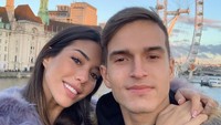Begini potret kemesraan Bintang Muda Arsenal, Denis Suarez bersama kekasihnya Nadia Aviles Garcia. Kemana-mana mereka memang terlihat mesra, termasuk saat liburan ke Kuwait pertengahan Maret lalu. (Instagram/@nadiavilesgarcia)