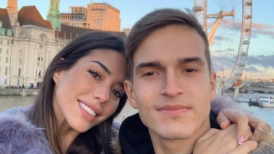 Liburannya Pacar Denis Suarez yang Dibully Karena Foto di Masjid