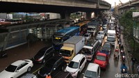 Sejumlah kendaraan nampak menumpuk di kolong Tol Cawang (arah Kalimalang menuju UKI), Jakarta, Selasa (2/4/2019).