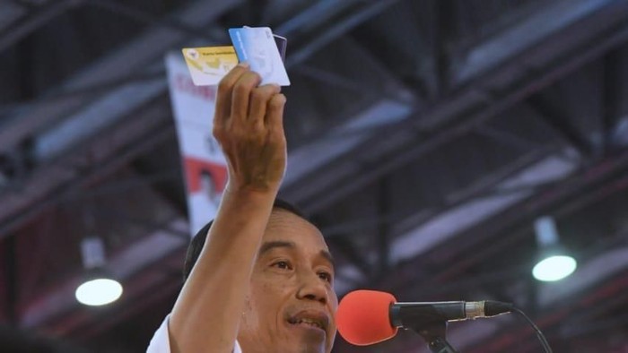 Capres Jokowi saat memamerkan KIP Kuliah, Kartu Pra-Kerja, dan Kartu Sembako Murah