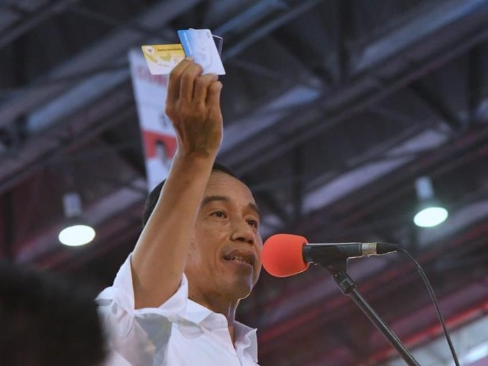 Capres Jokowi saat memamerkan KIP Kuliah, Kartu Pra-Kerja, dan Kartu Sembako Murah