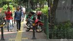 Nggak Kapok! Pemotor Terobos Trotoar Enaknya Diapain Ya?