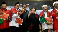 Ketua Umum Partai Demokrasi Indonesia Perjuangan, Megawati Soekarnoputri memberikan kartu tanda anggota (KTA) kepada kader partai di kantor DPP PDIP, Jakarta, Selasa (2/4/2019).