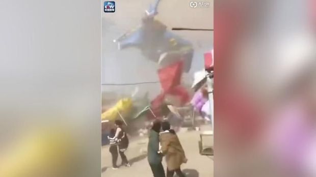 Angin pusar menerbangkan balon wahana bermain anak di China