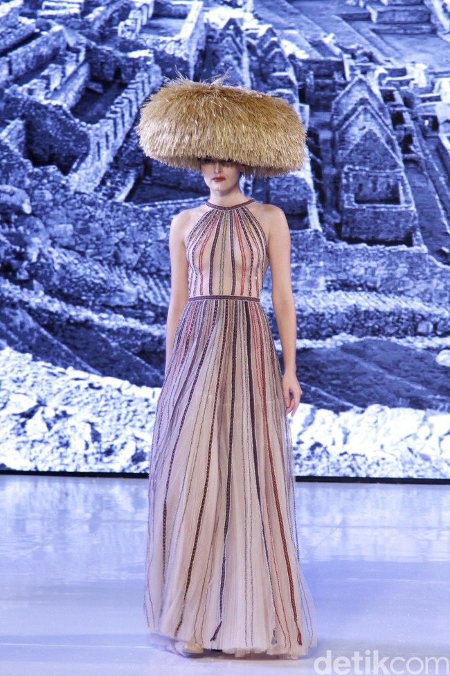 Hian Tjen mempersembahkan rancangan terbarunya pada fashion show hari pertama di Fashion Nation 2019, Senayan City, Senayan City, Jakarta, Jumat, [15/03/2019]. Foto: Mohammad Abduh/Wolipop