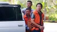 Presdir PT Grand Kartech, Kenneth Sutardja turun dari mobil yang membawanya ke gedung KPK untuk menjalani pemeriksaan.