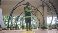 Walapun begitu, setiap harinya sejumlah petugas tetap merawat arena skatepark tersebut.