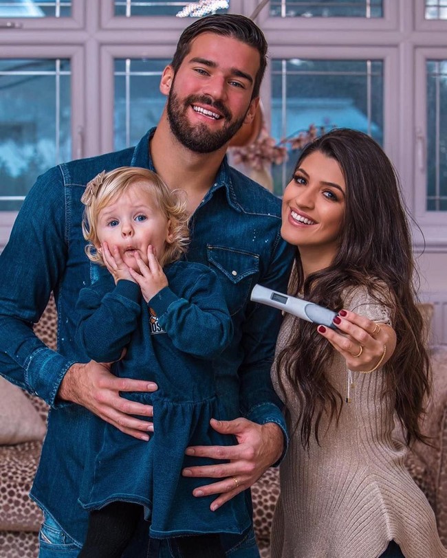Natalia dan Alisson Becker kini tengah menantikan kelahiran anak kedua mereka. Pasangan yang sebelumnya dikaruniai anak perempuan ini kompak mengumumkan kehamilan Natalia pada Januari 2019 kemarin. Mereka mengunggah foto keluarga dengan Natalia bergaya memegang alat tes kehamilan. Foto: Instagram @ natalialbecker