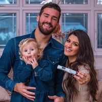 Natalia dan Alisson Becker kini tengah menantikan kelahiran anak kedua mereka. Pasangan yang sebelumnya dikaruniai anak perempuan ini kompak mengumumkan kehamilan Natalia pada Januari 2019 kemarin. Mereka mengunggah foto keluarga dengan Natalia bergaya memegang alat tes kehamilan. Foto: Instagram @ natalialbecker