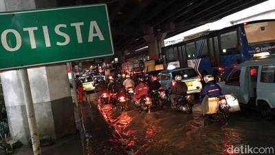 Arus Lalu Lintas Jalan DI Panjaitan Macet Imbas Banjir