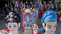 Kegiatan itu dinamai dengan Festival Qingming atau Tomb Sweeping Day. Jelang perayaan kematian itu warga China akan mempersiapkan makanan, membeli berbagai peralatan hingga membeli pakaian baru untuk keluarga dan leluhur mereka yang telah tiada.
