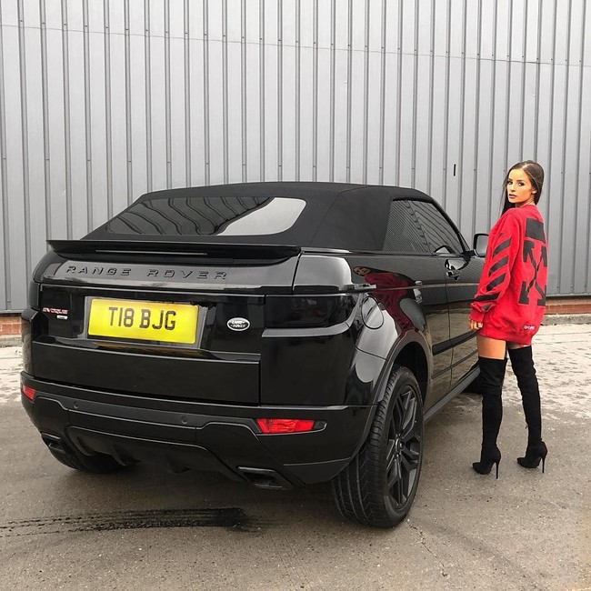 Dari mantan pelayan toko, kini dia bisa membeli rumah dan mobil mewah sendiri. Wanita yang juga berprofesi sebagai model itu pun kini jadi bintang Instagram dengan followers 164 ribu.  Foto: Instagram @brionygorton