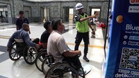 Petugas memberikan penjelas perihal sejumlah fasilitas yang ada.