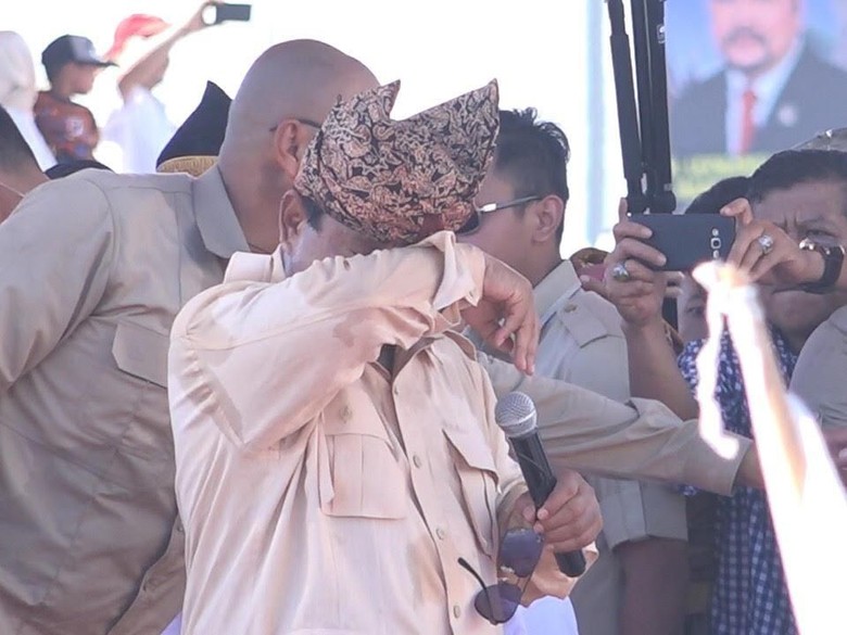 Dapat Sumbangan dari Pendukung di Sumbar, Prabowo Menangis Dapat Sumbangan dari Pendukung di Sumbar, Prabowo Menangis