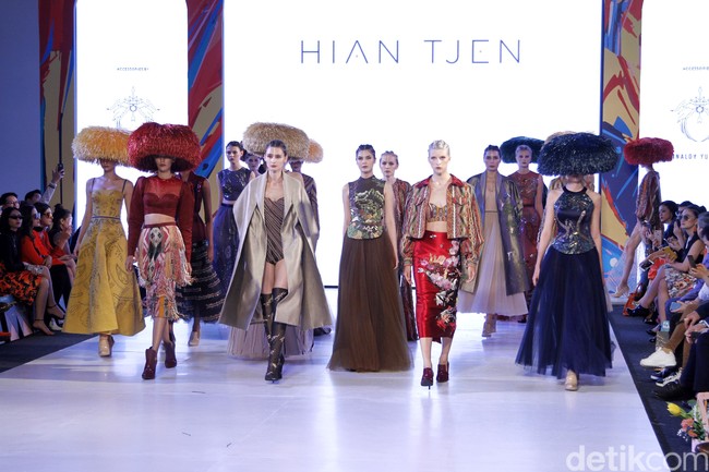 Hian Tjen mempersembahkan rancangan terbarunya pada fashion show hari pertama di Fashion Nation 2019, Senayan City, Senayan City, Jakarta, Jumat, [15/03/2019]. Foto: Mohammad Abduh/Wolipop