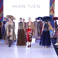 Hian Tjen mempersembahkan rancangan terbarunya pada fashion show hari pertama di Fashion Nation 2019, Senayan City, Senayan City, Jakarta, Jumat, [15/03/2019]. Foto: Mohammad Abduh/Wolipop