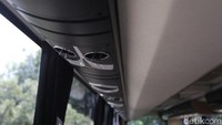 Fitur-fitur yang dimiliki bus Scania antara lain adalah sistem pengereman handal berupa Electronic Braking System (EBS) dan Anti-locked Braking System (ABS), serta Electronic Stability Program (ESP).