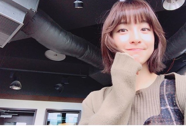 Mantan anggota grup mega-girl Jepang AKB48 mengejutkan penggemar setelah mengumumkan pernikahannya. Mariko Shinoda mengungkapkan bahwa ia menikah dengan seorang pria yang melamarnya tepat pada kencan pertama mereka. Foto: Dok. Instagram @shinodamariko3