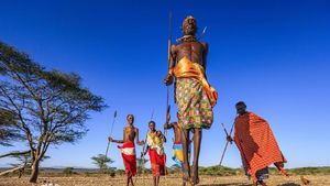 Foto: Suku Terkuat di Afrika, Berburu Singa
