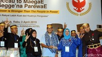 Sarung khas bugis itu dikalungkan di leher cawapres nomor urut 02 tersebut.