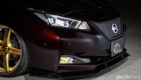 Pemilihan warna roda aftermarket dengan sentuhan perak di sisi kiri dan keemasan di sisi kanan. Tak lupa penggunaan air suspension menjadi satu paket, mengubah kesan mobil sederhana ini menjadi pecinta mobil ceper sejati. Foto: Kuhl Racing
