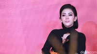 Sang suami juga diakui Syahrini kerap bersikap romantis.  Foto: Ismail/detikHOT