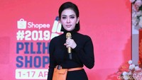 Dia tampil sederhana mengenakan rok panjang berwarna oranye dan atasan hitam.  Foto: Ismail/detikHOT
