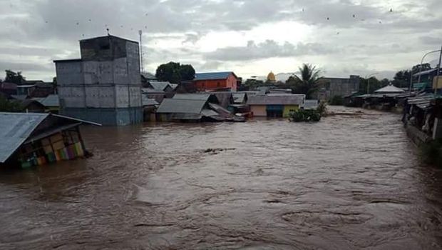Harta benda warga di Dompu pun tersapu banjir.