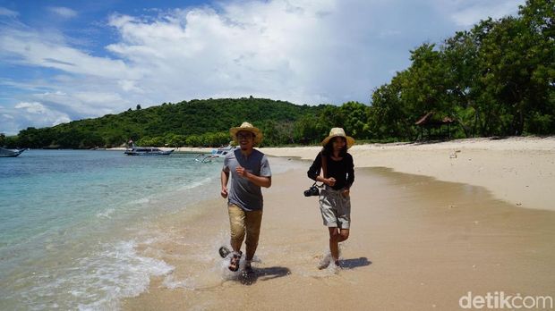 Sampai di Pantai Pink Impian VitaminSea, Menakjubkan!