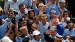 Senyum Semringah Sandiaga Dapat Sarung Khas Bugis