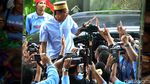 Senyum Semringah Sandiaga Dapat Sarung Khas Bugis