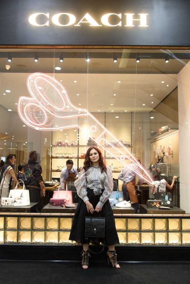 Di antara artis yang hadir, tampak pula Wulan Guritno. Blus bergaya retro dengan padanan rok  A-line, peep-toe heels beraksen temali dan tote bag Coach menjadi andalannya. Foto: Dok. Coach