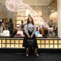 Di antara artis yang hadir, tampak pula Wulan Guritno. Blus bergaya retro dengan padanan rok  A-line, peep-toe heels beraksen temali dan tote bag Coach menjadi andalannya. Foto: Dok. Coach