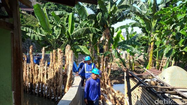 Tanggul Jati Padang Jebol Lagi, Petugas Pasang Pancang dan Kayu