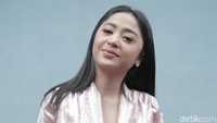 Akan tetapi, Dewi Perssik mengatakan gejala yang dialaminya termasuk ringan. Dewi Perssik mengatakan orang tanpa gejala atau OTG justru jauh lebih mengkhawatirkan. Foto: Ismail/detikHOT