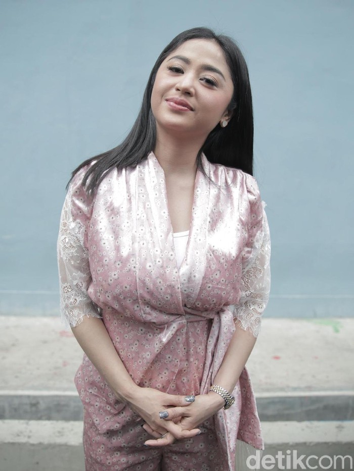 Dewi Perssik dan suami Angga Wijaya