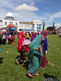 Pawai Budaya NTB dan Tradisi Pakai Sarung di Kepala