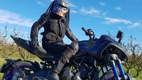Helm Predator milik Nitrinos terbuat dari paduan fiberglass dan kevlar. Meski terlihat sesak, dengan visor kecil, Nitrinos mengklaim helm ini tetap nyaman digunakan dengan sistem ventilasi 4 saluran. Helm ini juga punya bobot cukup ringan, sekitar 1,8 kg. Tidak terlalu berat kan? Foto: Instagram/nitrinos