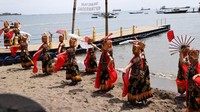 Kehadiran Susi disambut dengan tarian khas Banyuwangi, Gandrung yang ditampilkan oleh 45 penari dari Sanggar Wongso Arum. Istimewa/Kementerian Kelautan dan Perikanan.