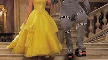 Ingat saat Belle berdansa dengan Beast di film Beauty And The Beast? Seperti ini sesungguhnya Beast saat syuting. Foto: via Trend Chaser