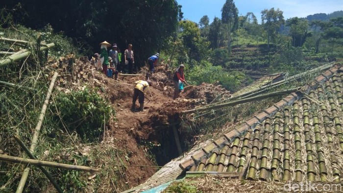 Dua Rumah di Ciwidey Rusak Tertimpa Longsoran