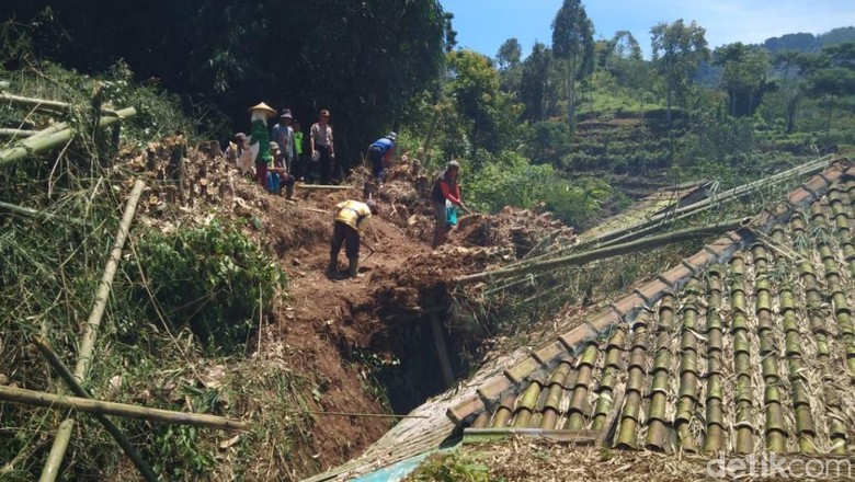 Dua Rumah di Ciwidey Rusak Tertimpa Longsoran Dua Rumah di Ciwidey Rusak Tertimpa Longsoran