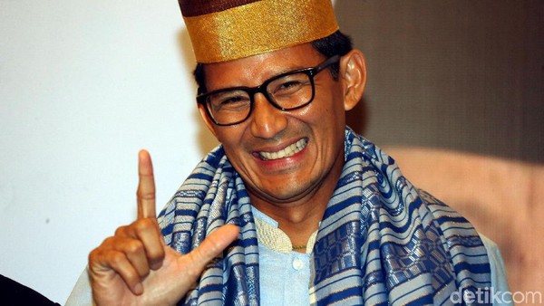 Senyum Semringah Sandiaga Dapat Sarung Khas Bugis