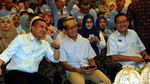 Senyum Semringah Sandiaga Dapat Sarung Khas Bugis